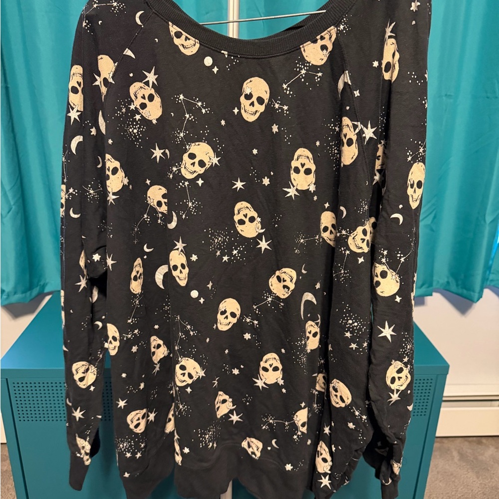 Torrid size 6 Black Skull and Stars Sweater crew neck EUC